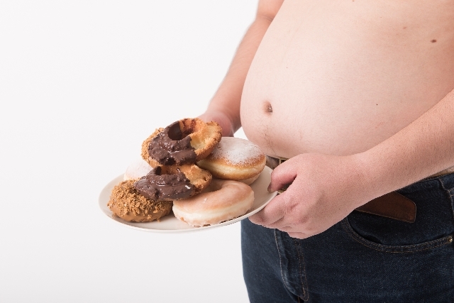 肥満男性　ドーナツ